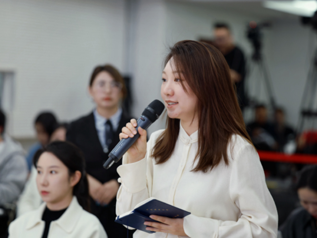 人民网记者提问。
