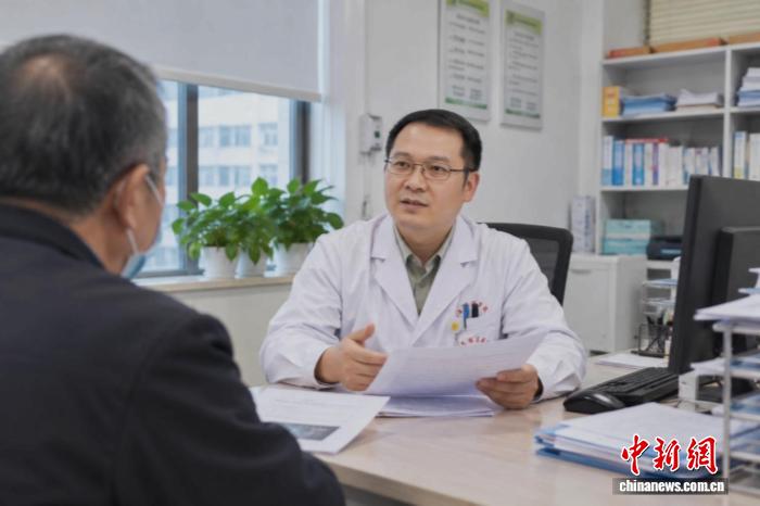 连国栋在为患者分析病情。受访者供图