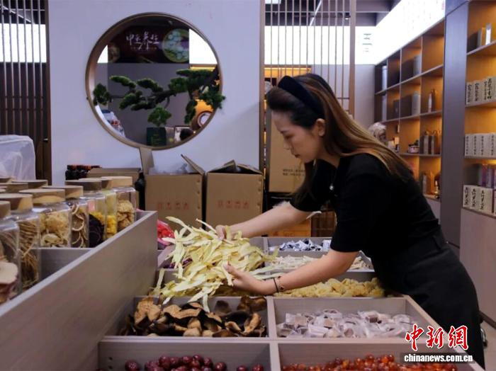 廉桥镇中药材经营商户在整理药材。　邵东市委宣传部 供图